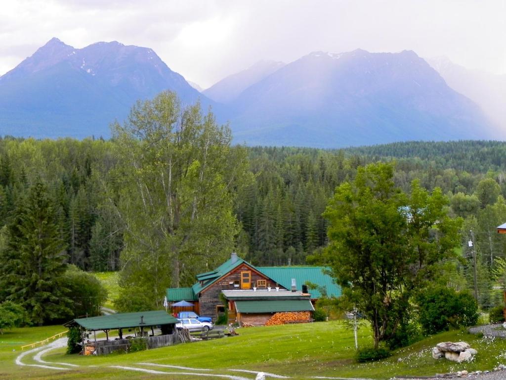 Blaeberry Mountain Lodge โกลเดน ภายนอก รูปภาพ